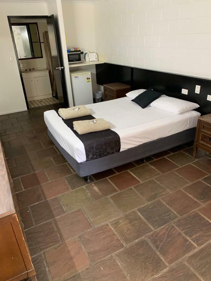 Longreach Most Central Motel Exterior photo