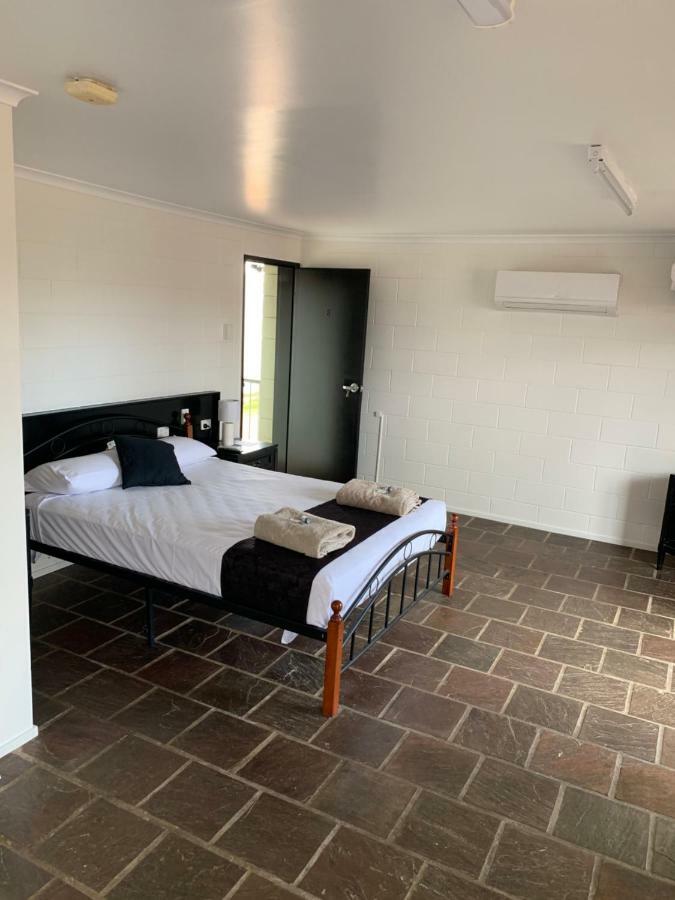 Longreach Most Central Motel Exterior photo
